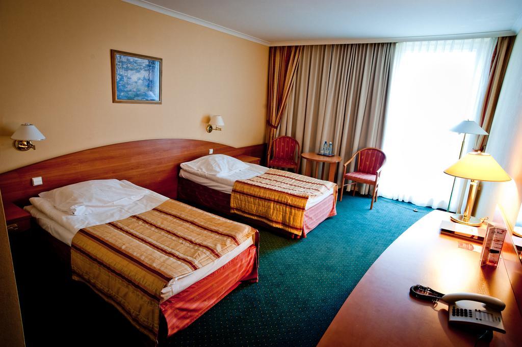 Hotel Atut W Licheniu Экстерьер фото