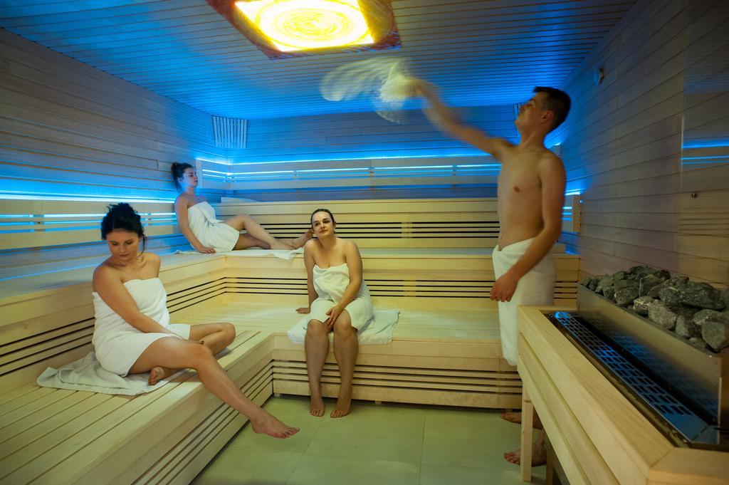 Hotel Atut W Licheniu Экстерьер фото