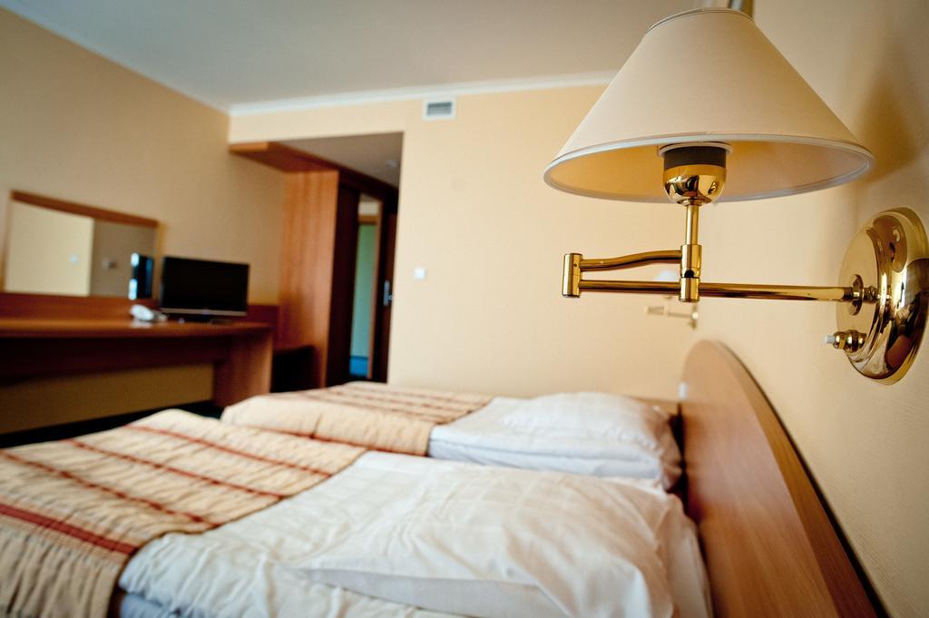 Hotel Atut W Licheniu Экстерьер фото