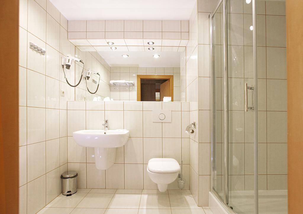 Hotel Atut W Licheniu Экстерьер фото